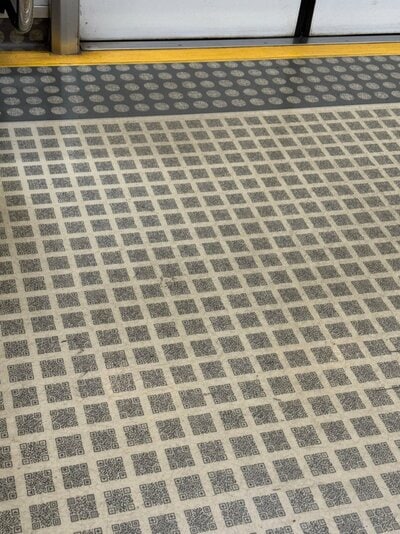 電車の床で見つけたのはQRコード！？
