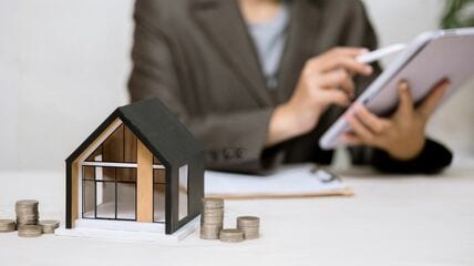 カーポートの固定資産税は壁がなければかからないが、三方向以上を囲むと家屋として課税されるか解説。物置は基礎固定で課税、評価額100万円なら年1万4000円が目安