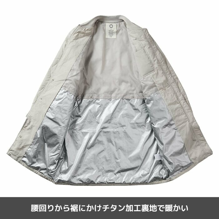 裾側だけ開けるなど着方を調整でき、ポケットは5つ付いています