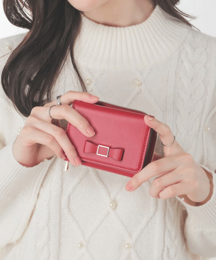 フェミニンなリボンモチーフのデザインがとってもキュート