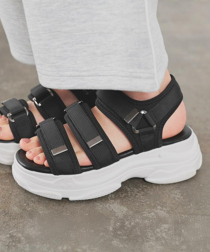 金具使い厚底サンダル