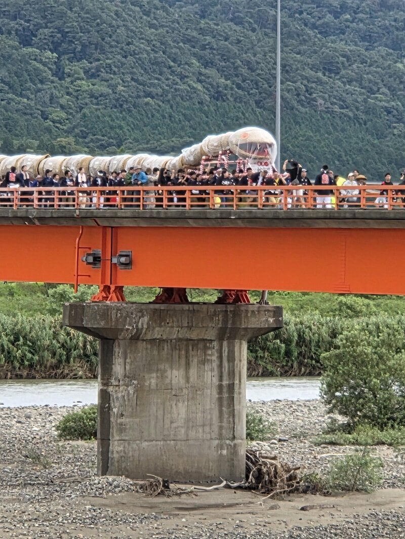 新潟県で開催された「世界一長い蛇」が練り歩く祭り。圧倒的な蛇の迫力に圧倒されます！