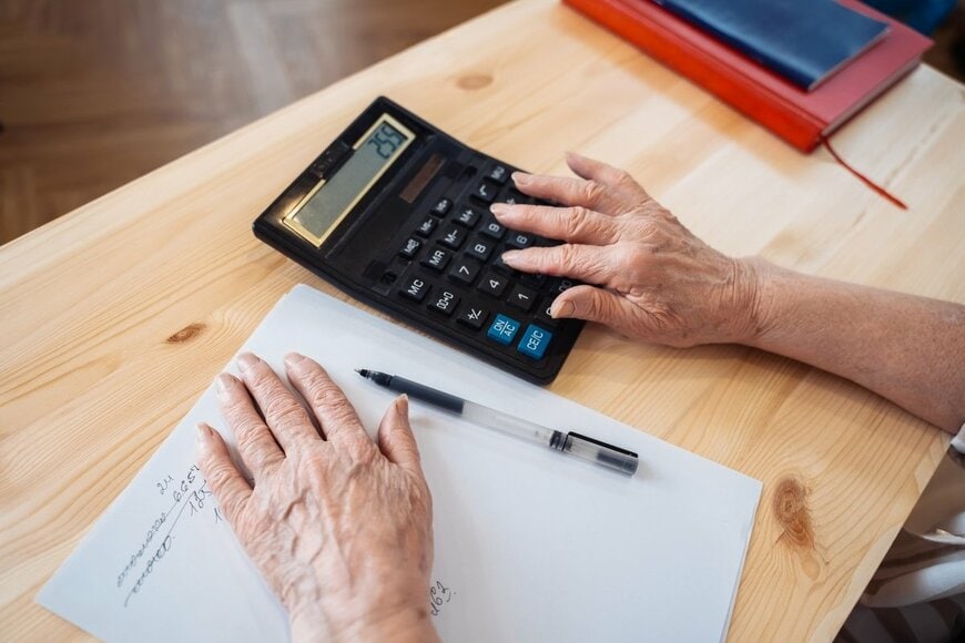 厚生年金の平均月額15万円で暮らす65歳おひとりさま、老後資金はいくら必要？持ち家なら90歳まで約346万円、賃貸だと約1635万円が不足する