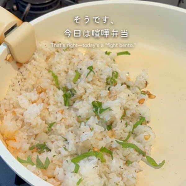 「笑いました」妻が作る夫への喧嘩弁当。にんにくたっぷりの焼き飯とデスソース唐揚げを盛り付けたお弁当の仕上がりと「不発に終わって悔しい」結末
