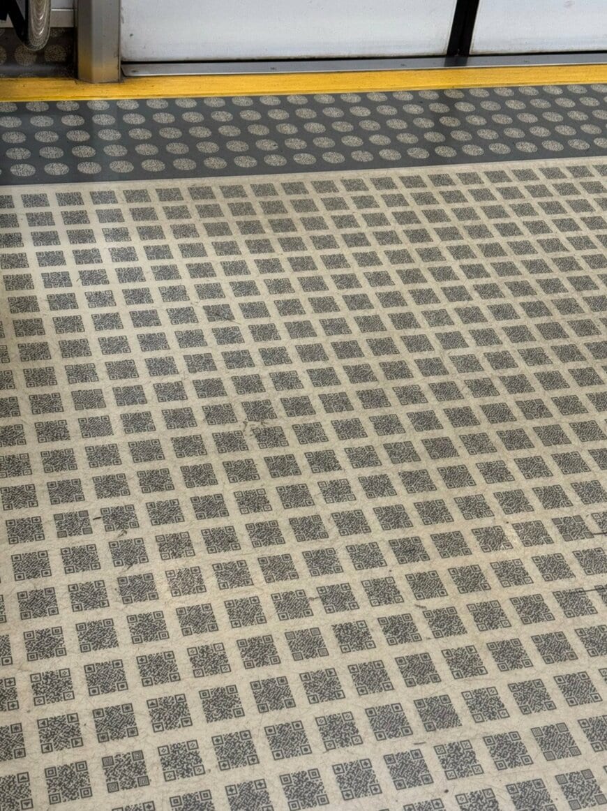 【不思議】電車の床に違和感　よく見ると…大量のQRコードを発見「SNSでは考察」