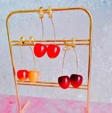 出所：Can★Do/商品情報/【高見え】まるで本物！オトナ可愛い♪『さくらんぼイヤリング』