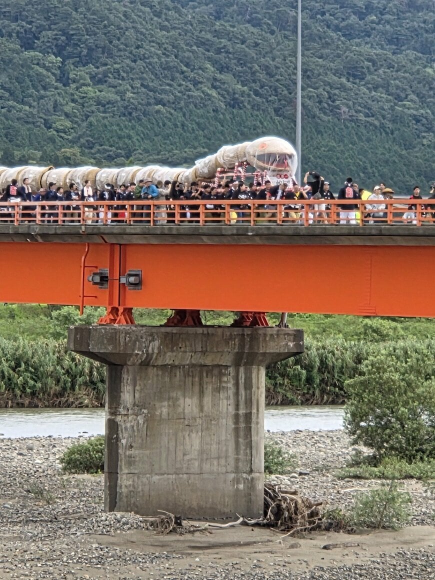 新潟県で開催された「世界一長い蛇」が練り歩く祭り。圧倒的な蛇の迫力に圧倒されます！
