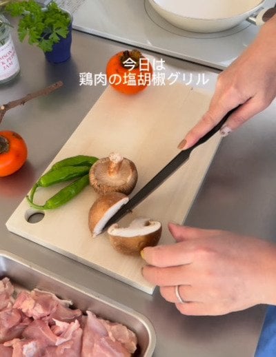 ちょこんと並んだおにぎりがかわいい！彩り豊かな〈鶏肉の塩胡椒グリル〉のお弁当が話題