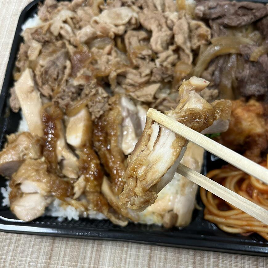 タレがよく絡まっている鶏の照り焼き