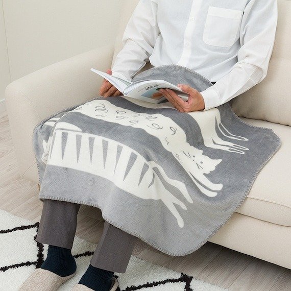 ニトリ公式　ヒザカケ サンビキネコサン(NK2501 GY)