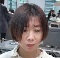 【大変身】トップがぺタンとしてしまう女性が大胆イメチェン！分け目を深く作ることで印象が変化