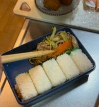 【おにぎりと焼きそばの最強タッグ弁当】シンプルだけど大満足なお弁当が話題