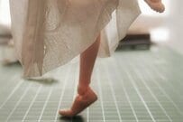 デッサン人形に作った「ティッシュの服」　美しいドレスの再現に「シワ最高」
