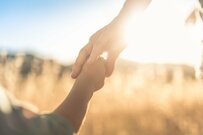 イヤイヤ期の2歳児に引き裂かれたニット　想定外の破れ方に「逆におしゃれ」「スタイリッシュ」