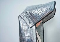 屋外ガーデニングに、強い味方が登場！大きくて頼もしい「ビッグアルミ笠」が背中までしっかりカバーで快適に。遮熱率76％・紫外線約99％カットの実力！