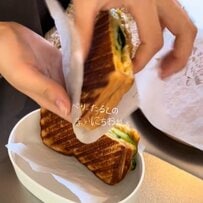 【夫弁当】チーズときゅうりたっぷりの断面がたまらない　「ホットサンド弁当」がおいしそう…