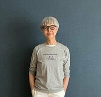 【70代マダム】が「白×グレー」2色コーデを着こなす。ハイセンスな組み合わせを真似したい！