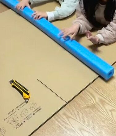 子どもの室内遊びに役立つ手作りの正解。ダンボールとプールスティック