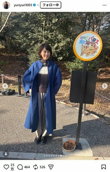 56歳 石田ゆり子 上品ブルーコート姿でジブリパークへ「少女のように