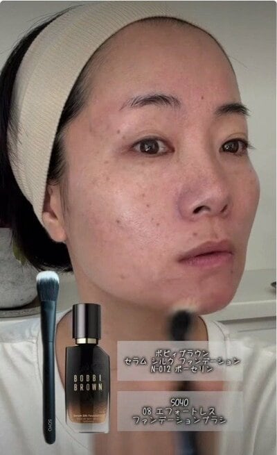 ボビイブラウンのファンデーションで肌をととのえる様子