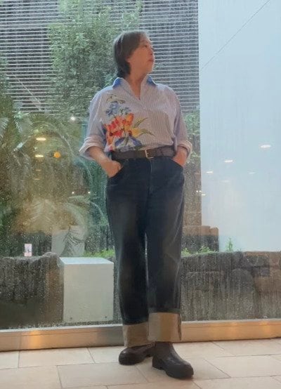 ブルーの花柄ストライプシャツとデニムのコーデ