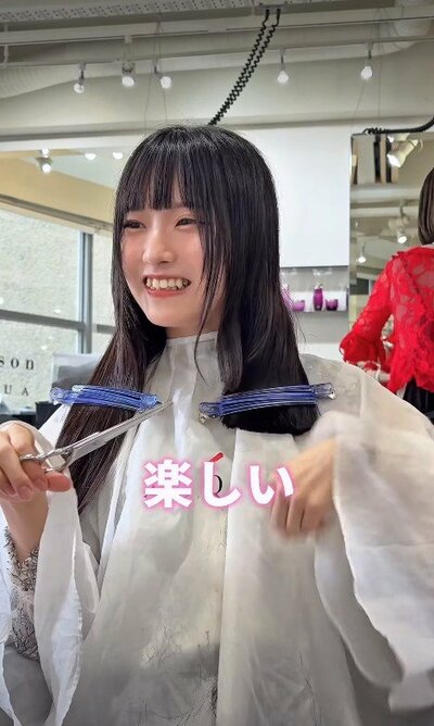 女性自身がハサミを入れてバッサリカット