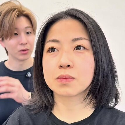 「顔がけっこう丸いのが気になる」女性がバッサリカット　縦にボリューム感を出すショートカットで「めっちゃスッキリ！」と笑顔に