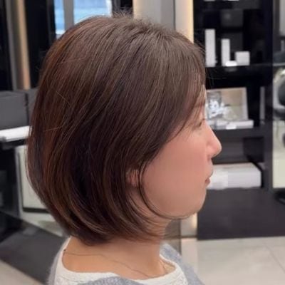 ボブの女性がショートに挑戦！襟足すっきりのショートヘアでどこから見ても美しいシルエットに変身