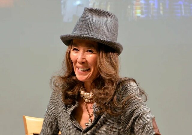 68歳・萬田久子、スイカが頭の上に…！お茶目ショット公開「マジック」「本当に乗せてるのかな」ネット反響 パープル×ピンクの衣装にも注目