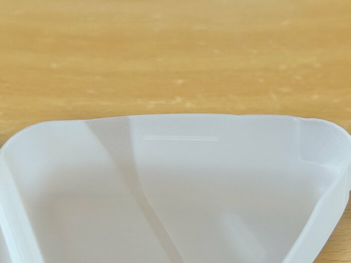 内側の一辺にはご飯の適正量を示すガイド線が。