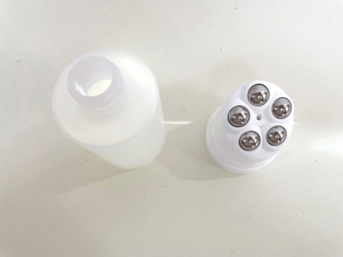 ヘッドの下部分を左にひねると、容器とヘッドが外れます