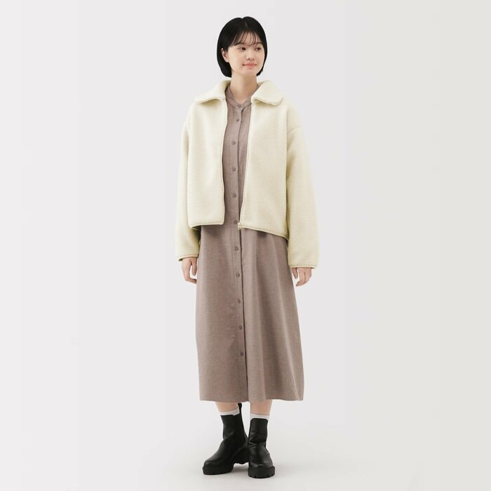 厚みのある大きめの衿がデザインのアクセントに