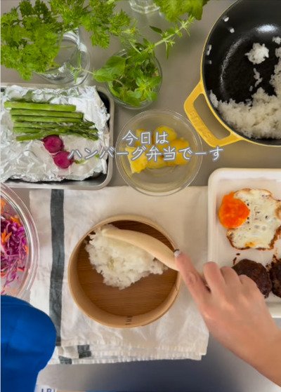 【ハンバーグ弁当】大きなハンバーグが美味しそう！彩り豊かな副菜ときれいな盛り付けにも注目