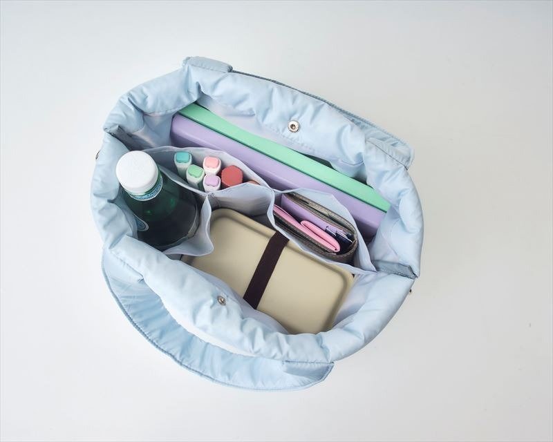 出所：株式会社ローソン　BAYFLOW 収納5ポケット キルティングバッグBOOK