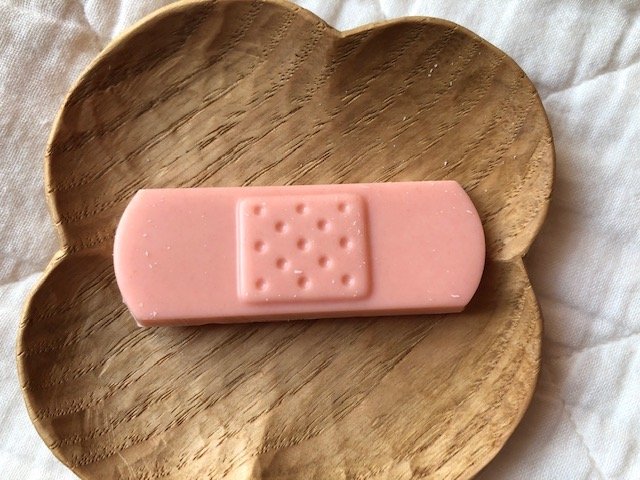 カルディ「チョコエイド　ミックスティン」イチゴ味のチョコ　（筆者撮影）