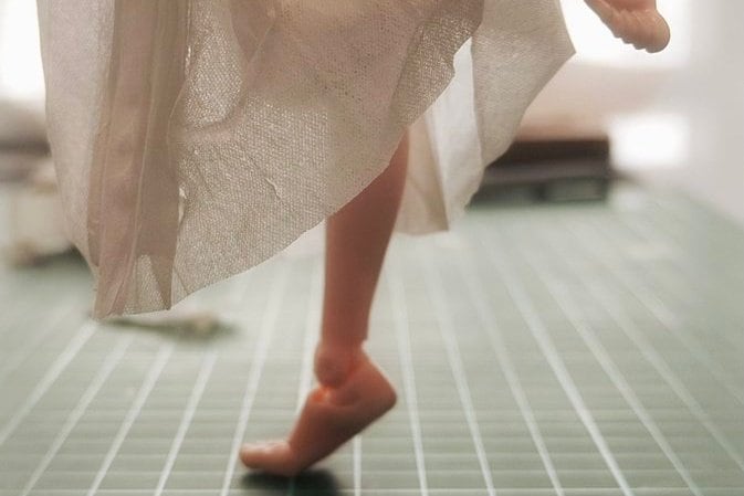 デッサン人形に作った「ティッシュの服」　美しいドレスの再現に「シワ最高」