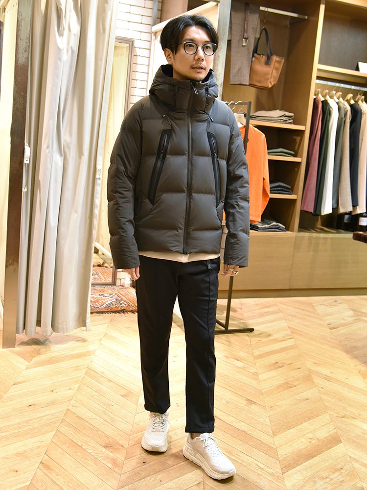 ダウンジャケット/ DESCENTE ALLTERRAIN（EDIFICE別注）、スウェット / EDIFICE、パンツ / Gramicci （EDIFICE別注）、シューズ / HOKA ONEONE