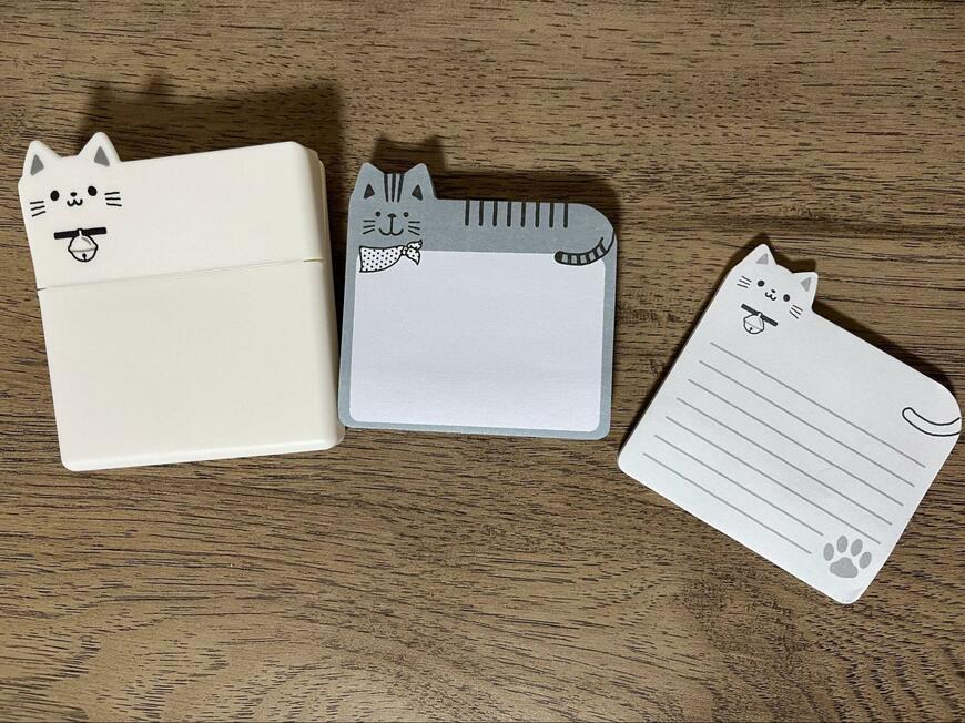 筆者撮影（ダイソー、ねこふせんケースセット ワイド WH・ねこふせん ワイド ＧＹ）