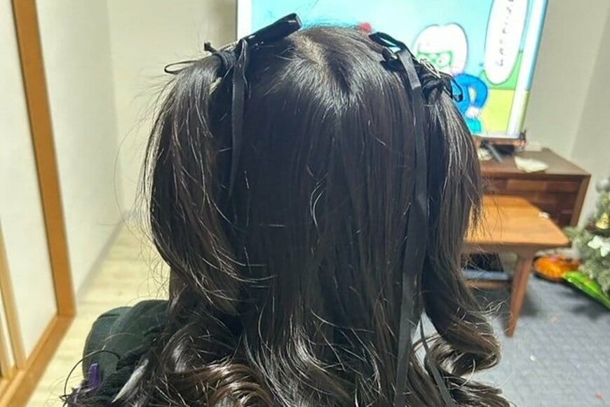 「髪をふわふわにしたい」娘の願いを叶えた神アイデア　サロン級の仕上がりに「すごい」「ゴージャスですね」