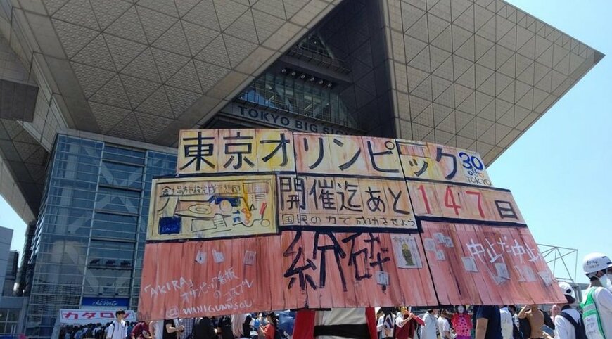 このように「看板」のコスプレもありです。扮しているのは鰐軍曹（@WANIGUNNSOU）さん。