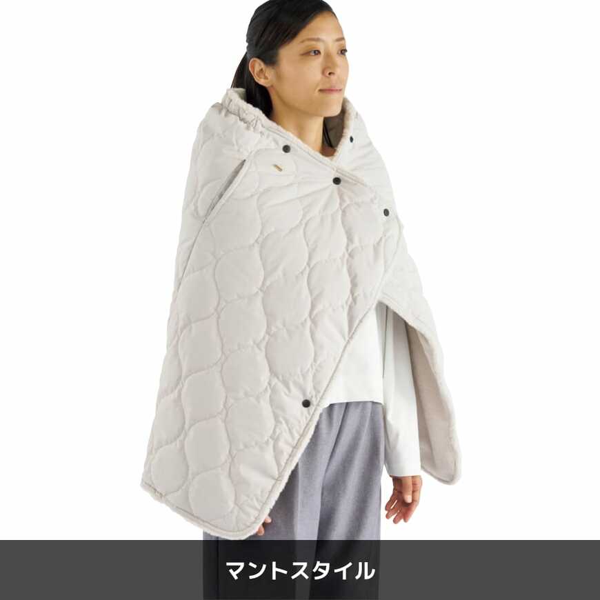 ベージュのラップスカートを肩から羽織ったマントスタイル