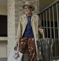 【64歳マダム】アースカラーが映える上品な〈雨の日コーデ〉がおしゃれ！ポップな柄パンツがコーデのアクセントに