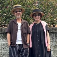 【60代の夫婦】自然な「おそろいファッション」がおしゃれ！ダークカラーを主役にした夏コーデ