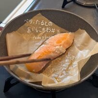 【見栄えばっちり】斜めにどーん！と詰めた大きな【鮭弁当】綺麗に詰まった〈卵焼き〉や〈炒め物〉も美味しそう！