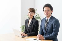 【年収一覧表】自分の年収は平均以上、平均以下？最新データから年齢・業種別に年収傾向をみる