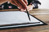 見た目がそっくりだけど意味が真逆の文字　2つの文字の境界線を見つける試みがSNSで話題に