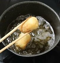 アイデアに注目！2種類のまんまるおにぎりと【なんちゃってコロッケ】を詰めた「タッパー弁当」に反響続々