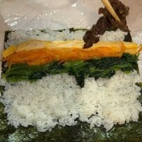 彩りが良くて見栄え良し！妻が夫に作る【キンパ弁当】鮮やかな断面が綺麗で食欲をそそる