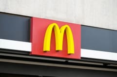 【マクドナルド】「まさかすぎる共演」新作スイーツ「マックフルーリー きのこの山とたけのこの里」にSNSが騒然「混ぜるな危険！」