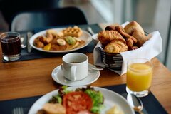 「朝食会場に行く時の服装マナーは？」スーパーホテルの回答にさまざまな体験談が続出